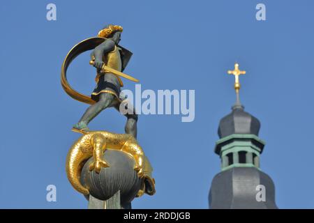 Figura di San Giorgio con scudo e spada a St. La fontana di George&#39 e la guglia della chiesa della Trinità, via Triumphalis, Maximilianstrasse, Speyer, Rhinel Foto Stock