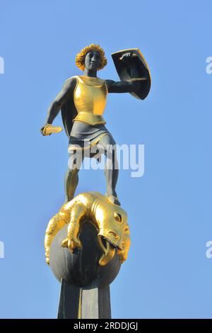 Figura di San Giorgio con scudo e spada a St. Georgsbrunnen, via Triumphalis, Maximilianstrasse, Speyer, Renania-Palatinato, Germania Foto Stock