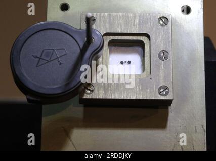 20 luglio 2023, New York City, New York, USA: Tre campioni di rocce lunari della missione russa Luna-16 senza equipaggio, c.settembre 1970, in mostra all'asta Sotheby's New York Space Exploration. Le rocce lunari offerte dalla signora Nina Ivanovna Koroleva, vedova di Sergei Pavlovich Korolev, il '' Capo progettista˜' e direttore del programma spaziale sovietico. Le è stato presentato come un regalo per conto dell'URSS in riconoscimento dei contributi incalcolabili del defunto marito al programma. Si stima che le rocce venderanno per $ 700.000 - $ 1.000.000. (Immagine di credito: © Nancy Kaszerman/ZUMA Press W Foto Stock