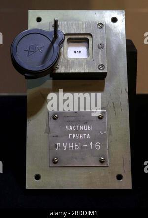 20 luglio 2023, New York City, New York, USA: Tre campioni di rocce lunari della missione russa Luna-16 senza equipaggio, c.settembre 1970, in mostra all'asta Sotheby's New York Space Exploration. Le rocce lunari offerte dalla signora Nina Ivanovna Koroleva, vedova di Sergei Pavlovich Korolev, il '' Capo progettista˜' e direttore del programma spaziale sovietico. Le è stato presentato come un regalo per conto dell'URSS in riconoscimento dei contributi incalcolabili del defunto marito al programma. Si stima che le rocce venderanno per $ 700.000 - $ 1.000.000. (Immagine di credito: © Nancy Kaszerman/ZUMA Press W Foto Stock