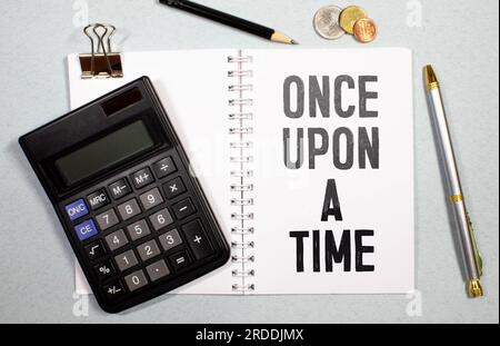 c'era una volta, testo su un white paper su una carta artigianale strappata Foto Stock