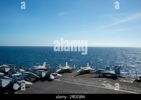 OCEANO INDIANO (18 luglio 2023) USS Robert Smalls (CG 62), marina indonesiana corvetta classe diponegoro KRI Sultan Iskandar Muda (367) e U.S. L'unica portaerei della Marina dispiegata in avanti, USS Ronald Reagan (CVN 76), Steam in formazione nell'Oceano Indiano, 18 luglio 2023. Ronald Reagan, l'ammiraglia del Carrier Strike Group 5, fornisce una forza pronta al combattimento che protegge e difende gli Stati Uniti, e sostiene alleanze, partnership e interessi marittimi collettivi nella regione Indo-Pacifico. (STATI UNITI Foto della Marina militare di Mass Communication Specialist 3rd Class Jonathan EstradaEguizabal) Foto Stock