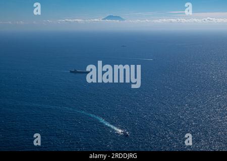 OCEANO INDIANO (18 luglio 2023) Stati Uniti L'unica portaerei della Marina dispiegata in avanti, la USS Ronald Reagan (CVN 76), è in formazione con la USS Robert Smalls (CG 62) e le corvette della classe diponegoro della marina indonesiana KRI Sultan Iskandar Muda (367) e la KRI Sultan Hasanuddin (366) nell'Oceano Indiano, 18 luglio 2023. Ronald Reagan, l'ammiraglia del Carrier Strike Group 5, fornisce una forza pronta al combattimento che protegge e difende gli Stati Uniti, e sostiene alleanze, partnership e interessi marittimi collettivi nella regione Indo-Pacifico. (STATI UNITI Foto della Marina di Mass Communication Specialist 3r Foto Stock