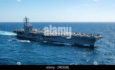 OCEANO INDIANO (18 luglio 2023) Stati Uniti L'unica portaerei della Marina dispiegata in avanti, la USS Ronald Reagan (CVN 76), fuma nell'Oceano Indiano, 18 luglio 2023. Ronald Reagan, l'ammiraglia del Carrier Strike Group 5, fornisce una forza pronta al combattimento che protegge e difende gli Stati Uniti, e sostiene alleanze, partnership e interessi marittimi collettivi nella regione Indo-Pacifico. (STATI UNITI Foto della Marina militare di Mass Communication Specialist di terza classe Timothy Dimal) Foto Stock