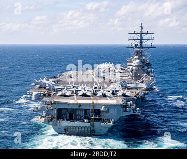 OCEANO INDIANO (18 luglio 2023) Stati Uniti L'unica portaerei della Marina dispiegata in avanti, la USS Ronald Reagan (CVN 76), fuma nell'Oceano Indiano, 18 luglio 2023. Ronald Reagan, l'ammiraglia del Carrier Strike Group 5, fornisce una forza pronta al combattimento che protegge e difende gli Stati Uniti, e sostiene alleanze, partnership e interessi marittimi collettivi nella regione Indo-Pacifico. (STATI UNITI Foto della Marina militare di Mass Communication Specialist di terza classe Timothy Dimal) Foto Stock