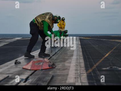 OCEANO INDIANO (19 luglio 2023) i marinai eseguono la manutenzione della catapulta sul ponte di volo a bordo degli Stati Uniti L'unica portaerei della Marina dispiegata in avanti, USS Ronald Reagan (CVN 76), nell'Oceano Indiano, 19 luglio 2023. Ronald Reagan, l'ammiraglia del Carrier Strike Group 5, fornisce una forza pronta al combattimento che protegge e difende gli Stati Uniti, e sostiene alleanze, partnership e interessi marittimi collettivi nella regione Indo-Pacifico. (STATI UNITI Foto della Marina militare di Mass Communication Specialist 3rd Class Natasha ChevalierLosada) Foto Stock