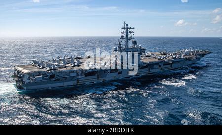 OCEANO INDIANO (18 luglio 2023) Stati Uniti L'unica portaerei della Marina dispiegata in avanti, la USS Ronald Reagan (CVN 76), fuma nell'Oceano Indiano, 18 luglio 2023. Ronald Reagan, l'ammiraglia del Carrier Strike Group 5, fornisce una forza pronta al combattimento che protegge e difende gli Stati Uniti, e sostiene alleanze, partnership e interessi marittimi collettivi nella regione Indo-Pacifico. (STATI UNITI Foto della Marina militare di Mass Communication Specialist di terza classe Timothy Dimal) Foto Stock