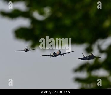 UN U.S. Air Force A-10C Thunderbolt II vola in una formazione di volo tradizionale con un F-22 Raptor e un P-51 Mustang durante il Dubuque Airshow a Dubuque, Iowa, il 3 luglio 2023. I voli Heritage vengono effettuati con gli attuali ed ex Stati Uniti Aerei dell'Aeronautica militare che rendono omaggio agli avieri, passati e presenti, per il loro servizio e la loro dedizione a garantire la sicurezza nazionale. (STATI UNITI Foto dell'aeronautica militare del sergente dello staff Nicholas Ross) Foto Stock