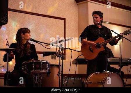 DATA DI USCITA: 4 agosto 2023. TITOLO: Dreamin Wild. STUDIO: Attrazioni lungo la strada. DIRETTORE: Bill Pohlad. TRAMA: Il duo musicale Donnie e Joe Emerson spendono tutto quello che hanno per produrre un disco negli anni '1970 PROTAGONISTA: ZOOEY DESCHANEL nel ruolo di Nancy, CASEY AFFLECK nel ruolo di Donnie. (Immagine di credito: © attrazioni stradali/Entertainment Pictures/ZUMAPRESS.com) SOLO USO EDITORIALE! Non per USO commerciale! Foto Stock