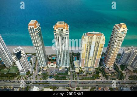 Vista aerea della città di Sunny Isles Beach con traffico stradale congestionato e lussuosi hotel e condomini sulla costa dell'oceano Atlantico. Turismo americano Foto Stock