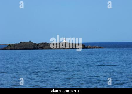 Le acque blu di Marquette Bay incorniciano il faro di Presque Isle e il frangiflutti. Foto Stock