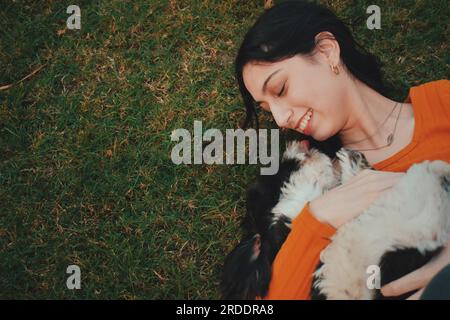 Giovane ragazza che gioca con il cane Foto Stock