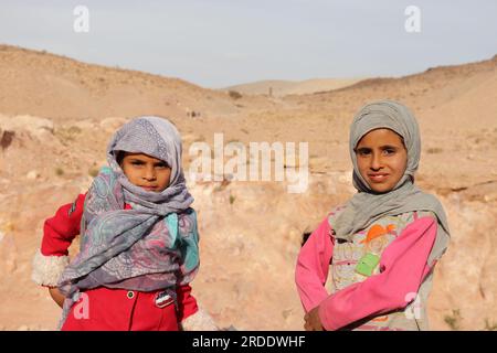 Petra, Giordania (città dei Nabatei) gli abitanti originari (bellissime bambine arabe musulmane beduine) indossano l'hijab Foto Stock