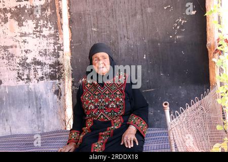 Donna musulmana araba che indossa hijab a Wadi Musa, Giordania (gli abitanti originali di Petra), vecchia donna che indossa un abito arabo Foto Stock