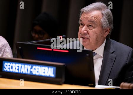 (230721) -- NAZIONI UNITE, 21 luglio 2023 (Xinhua) -- il Segretario generale delle Nazioni Unite Antonio Guterres annuncia il rilascio di un nuovo documento politico presso la sede delle Nazioni Unite a New York, il 20 luglio 2023. Guterres giovedì ha delineato la sua visione degli sforzi multilaterali per la pace e la sicurezza mentre lanciava un nuovo documento politico, "Una nuova agenda per la pace”. (Manuel El¨ªas/un Photo/Handout via Xinhua) Foto Stock