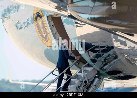 Il presidente degli Stati Uniti Joe Biden si imbarca sull'Air Force One in rotta verso Filadelfia, Pennsylvania, presso la Joint base Andrews nella contea di Prince Georges, Maryland, giovedì 20 luglio 2023. Credito: Bonnie Cash/Pool tramite CNP Foto Stock