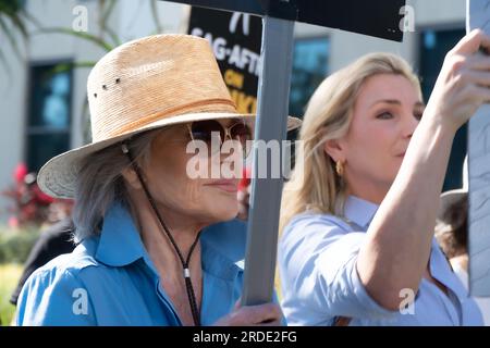 West Hollywood, California, USA. 20 luglio 2023. JANE FONDA marcia con le altre star Grace e Frankie durante il picchetto SAG-AFTRA/WGA fuori Netflix a West Hollywood. (Immagine di credito: © Jake Lee Green/ZUMA Press Wire) SOLO USO EDITORIALE! Non per USO commerciale! Foto Stock