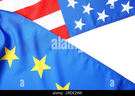 Bandiere dell'Unione europea e dell'America su sfondo bianco Foto Stock