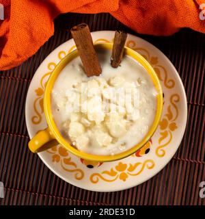 Tazza di canjica, cibo tipico consumato nella Festa Juninas brasiliana (festa di giugno) Foto Stock