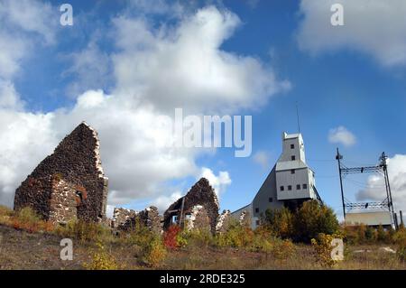 I cieli azzurri fanno da cornice ai vecchi e nuovi edifici della miniera di rame di Quincy. Entrambi fanno parte del Keweenaw National Historical Park sopra Hancock e Houg Foto Stock