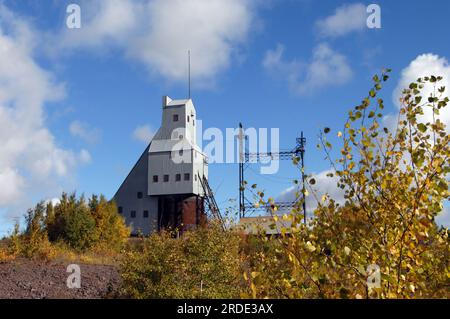 L'autunno incornicia la Quincy Cooper Mine Shaft-Rock House. Shaft-Rock House fa parte del Keweenaw National Historical Park vicino ad Hancock, Michigan. Foto Stock