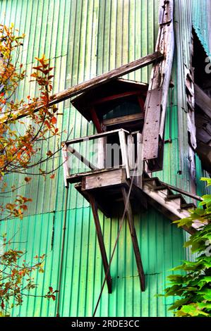 La scalinata ricchissima termina all'ingresso della vecchia casa per miniere di rame. Shaft House è un edificio abbandonato lasciato dall'industria mineraria del rame a Uppe Foto Stock