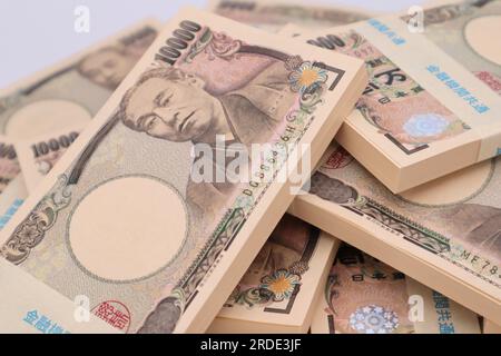 Un gran numero di banconote da 10.000 yen in Giappone Foto Stock