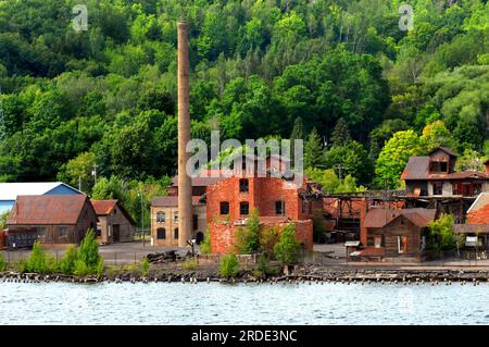 Lo storico crogiolo di rame Quincy si trova in rovina. Gli edifici sono arrugginiti e le finestre rotte. Smelter abbandonato si trova sulla riva del lago Portage con qui Foto Stock