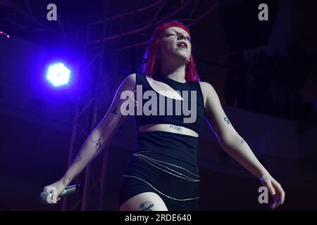 Marcianise, Italia. 20 luglio 2023. La cantante britannica Sophie and the Giants, durante la sua esibizione sul palco del Centro commerciale Campania a Marcianise, in provincia di Caserta. (Foto di Mubashir Hassan/Pacific Press) credito: Pacific Press Media Production Corp./Alamy Live News Foto Stock