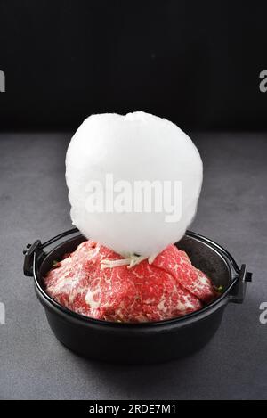 Marshmallow Sukiyaki，Shabu Shabu o Sukiyaki, un piatto popolare di maiale, manzo, gamberi, calamari, granchi, frutti di mare e verdure fresche. Foto Stock