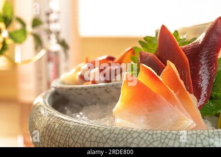 Crostacei artici Sashimi, sashimi freschi su ghiaccio, cibo giapponese. Foto Stock