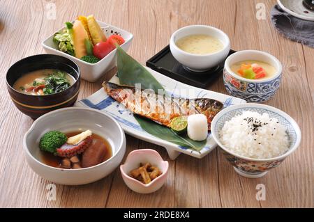 Set di sgombri grigliati con sale arrosto, teishoku giapponese, pranzo fisso Foto Stock