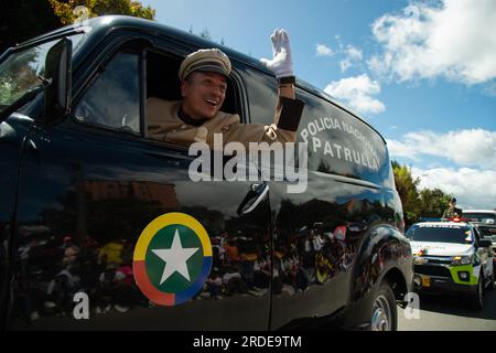 Bogotà, Colombia. 20 luglio 2023. Un ufficiale di polizia colombiano, si veste in uniforme della polizia colombiana degli anni '1940 e siede in una pattuglia degli anni '40 durante la parata militare per i 213 anni dell'indipendenza della Colombia, a Bogotà, il 20 luglio 2023. Foto di: Chepa Beltran/Long Visual Press Credit: Long Visual Press/Alamy Live News Foto Stock