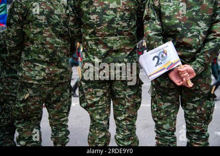 Bogotà, Colombia. 20 luglio 2023. I membri dell'esercito colombiano detengono bandiere a sostegno del giorno dell'indipendenza durante la parata militare per i 213 anni dell'indipendenza della Colombia, a Bogotà, il 20 luglio 2023. Foto di: Chepa Beltran/Long Visual Press Credit: Long Visual Press/Alamy Live News Foto Stock