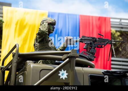 Bogotà, Colombia. 20 luglio 2023. Un soldato della marina colombiana è visto posare su un camion armato durante la parata militare per i 213 anni dell'indipendenza della Colombia, a Bogotà, il 20 luglio 2023. Foto di: Chepa Beltran/Long Visual Press Credit: Long Visual Press/Alamy Live News Foto Stock