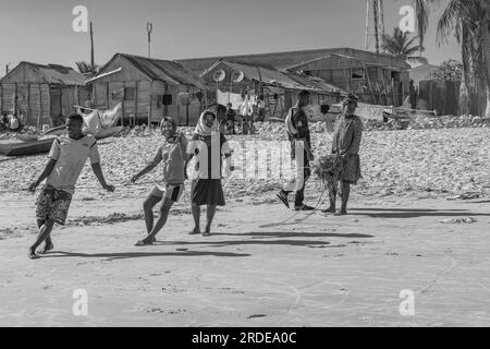 Morondava, Madagascar - 31 maggio 2023: La gente tira una corda per pescare sulla costa da Morondava, bianco e nero Foto Stock