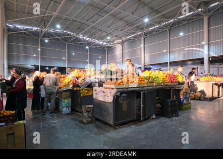 Frutta fresca, verdura, prodotti in vendita presso le varie bancarelle commerciali locali. Al grande Qyrgy Bazar locale a Shymkent, Kazakistan. Foto Stock