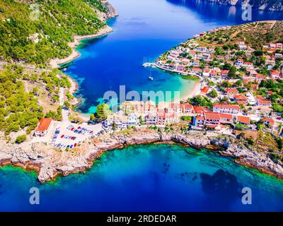 Assos, Cefalonia. Vista aerea del pittoresco villaggio, delle idilliache isole greche e del Mar Ionio, viaggio in Grecia. Foto Stock