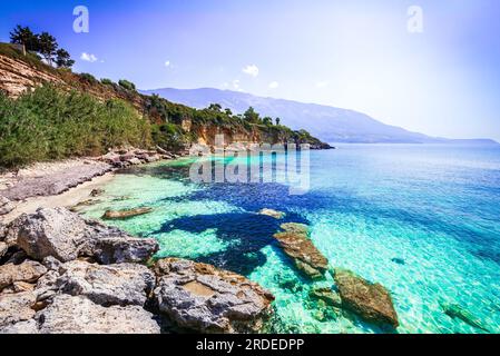 Cefalonia, Grecia. Pessada Beach, piccola e selvaggia spiaggia pittoresca situata sull'isola di Cephalonia, arcipelago greco-ionico Foto Stock