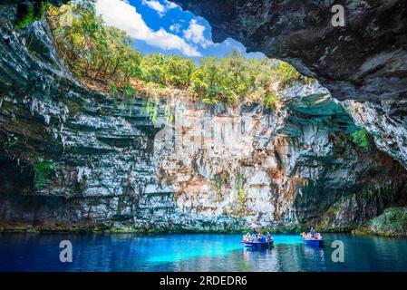 Melissani Cave, Cefalonia, Grecia. Nella mitologia greca, Melisani era la grotta delle Ninfe. Punto di viaggio delle Isole Ionie. Foto Stock