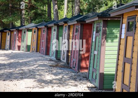 Colorata linea di spogliatoi sulla spiaggia o capanne sull'isola di Pihlajasaari, Helsinki, Finlandia Foto Stock