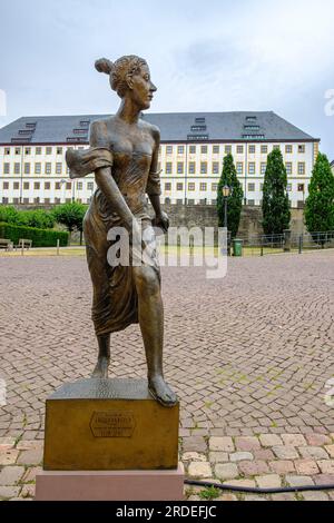 Statua della duchessa Luisa Dorotea di Sassonia-Gotha-Altenburg dello scultore Bernd Göbel sul piazzale del palazzo Friedenstein a Gotha, Turingia, Germania. Foto Stock