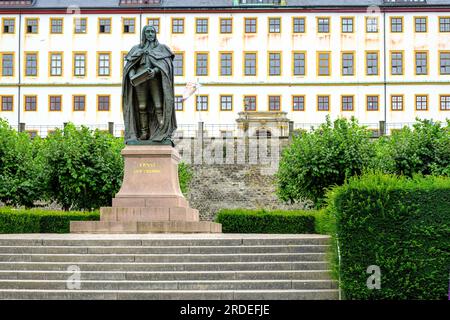 Statua di Ernesto i, il Pio, fondatore della Casa di Sassonia-Gotha-Altenburg di fronte al castello di Friedenstein a Gotha, Turingia, Germania. Foto Stock