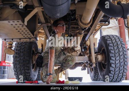 Fort Johnson, Louisiana, USA. 14 luglio 2023. Shelby Andrade ripara il sistema idraulico su un M1089 Wrecker Vehicle a Fort Johnson, Los Angeles, 14 luglio 2023. Credito: USA Navy/ZUMA Press Wire/ZUMAPRESS.com/Alamy Live News Foto Stock