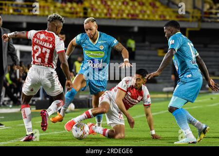 Bogotà, Colombia. 19 luglio 2023. Fabian Viafara dell'Independiente Santa Fe e Fabian Sambueza difendono da una possedibilità di palla di Johnier Viveros e Mauricio Castano dei Jaguares durante il Santa Fe (1) V Jaguares (0) match per la prima data della BetPlay Dimayor Second Semester League a Bogotà, Colombia, 19 luglio 2023. Foto di: Cristian Bayona/Long Visual Press Credit: Long Visual Press/Alamy Live News Foto Stock