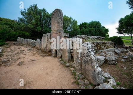 Tomba gigante di Coddu Vecchiu - Sardegna - Italia Foto Stock