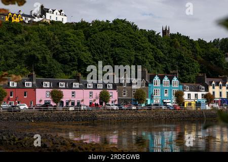 Case colorate a Tobar Mhoire (Tobermory), Isola di Mull in un giorno cupo Foto Stock