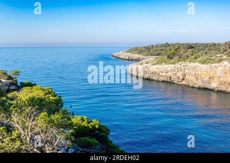 Spagna isola di Maiorca, splendida baia spiaggia Cala Pi, Mar Mediterraneo, Isole Baleari Foto Stock