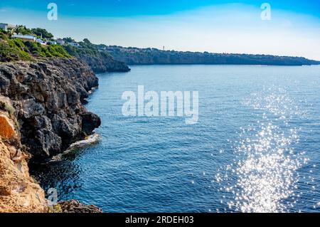 Spagna isola di Maiorca, splendida baia spiaggia Cala Pi, Mar Mediterraneo, Isole Baleari Foto Stock