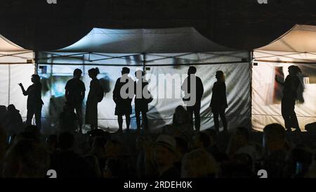 Ostrava, Repubblica Ceca. 20 luglio 2023. I frequentatori del festival sono visti durante il festival internazionale di musica Colours of Ostrava, il 20 luglio 2023, a Ostrava, Repubblica Ceca. Crediti: Jaroslav Ozana/CTK Photo/Alamy Live News Foto Stock